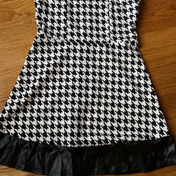 Amy Byer size 16 black and white houndstooth sleeveless dress - Picture 4 of 5